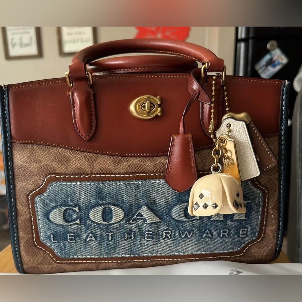 BRAND NEW UPCRAFTED BROOKE CARRYALL 28 IN SIGNATURE CANVAS 

￼